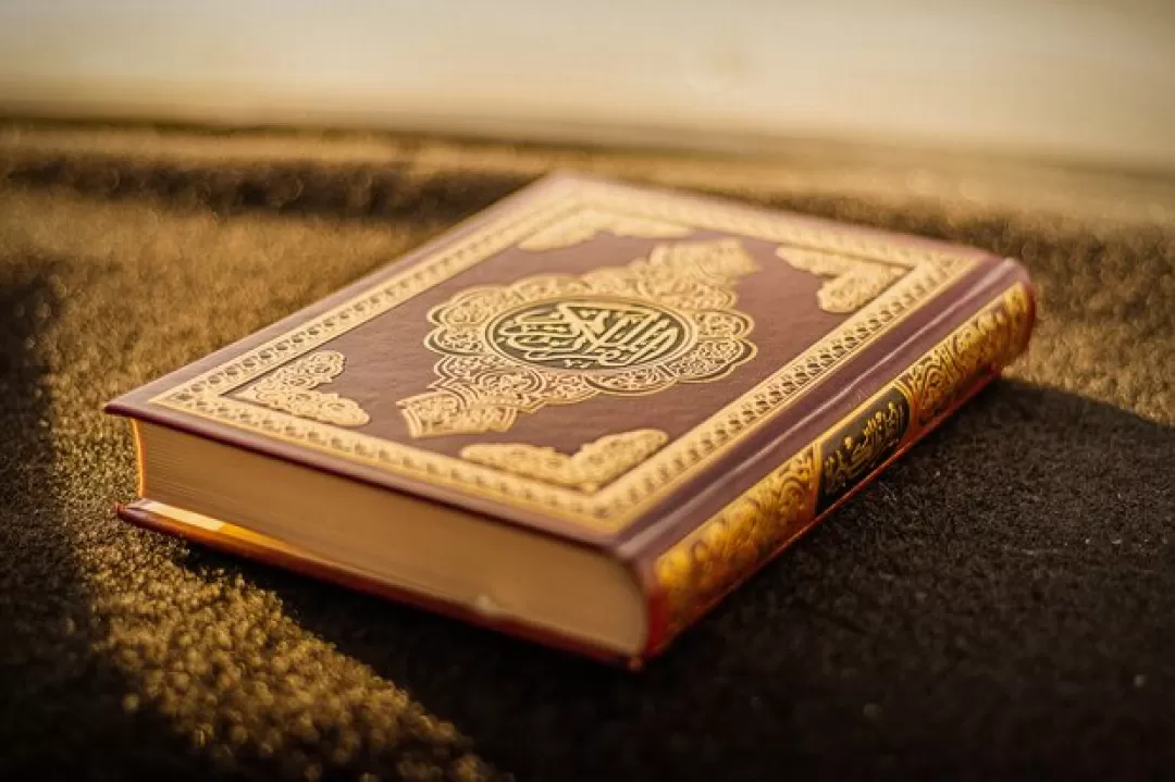 صبح خود را با تلاوت قرآن شروع میکنیم