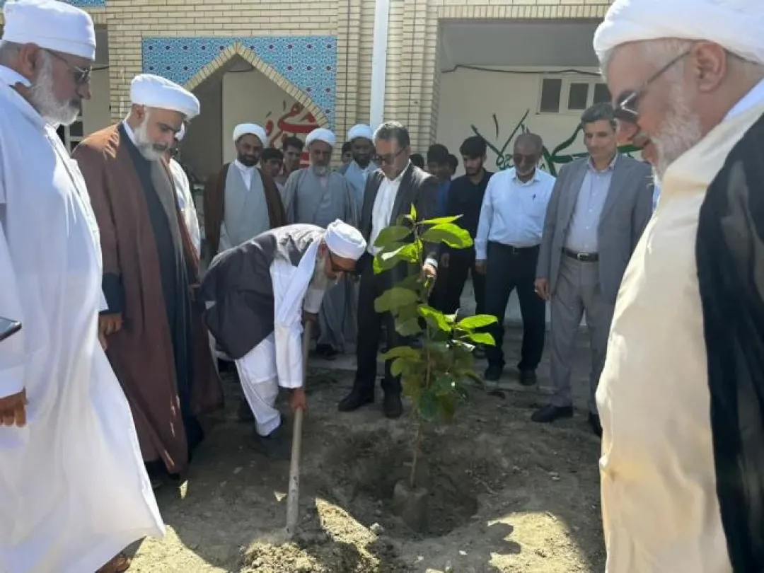نهال وحدت در حوزه علمیه جاسک کاشته شد