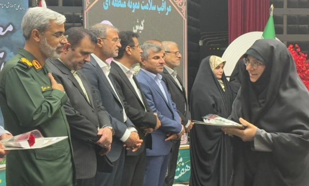 معلم، محور توسعه؛ هرمزگان به احترام فرهیختگان ایستاد