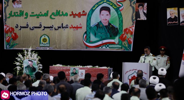 پیکر شهید بیرقی‌فرد روی دستان مردم بندرعباس