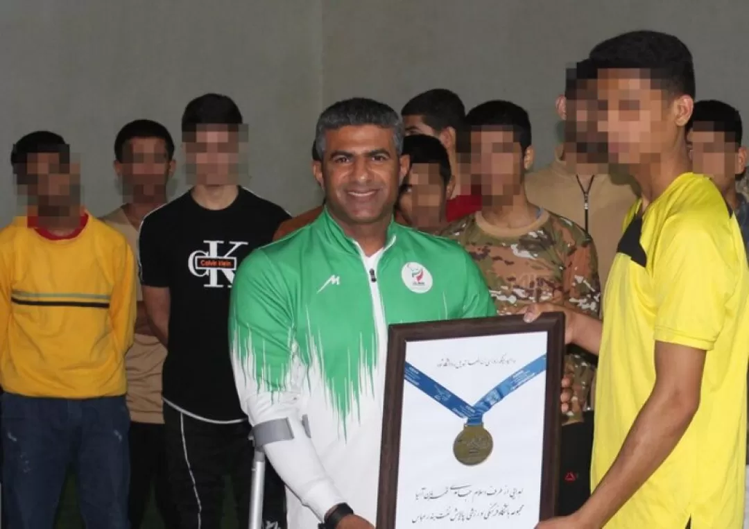 مدال طلای هانگژو خود را هدیه کرد