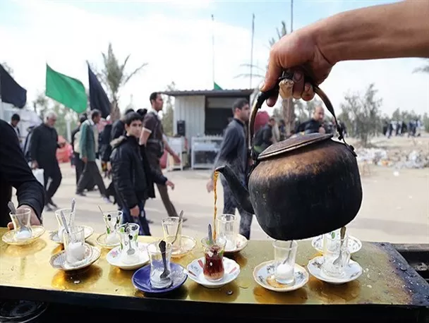 خادمان موکب در جهت خدمت از همدیگر سبقت میگیرند
