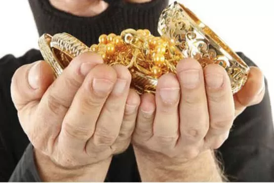 دستبند پلیس بر دستان سارق طلاجات منزل