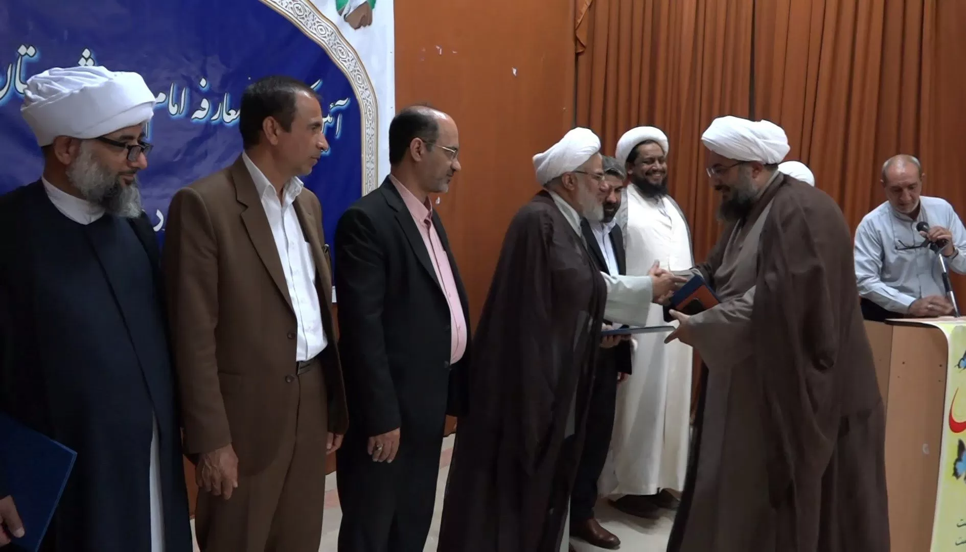 آئین تکریم و معارفه امامجمعه حاجیآباد برگزار شد