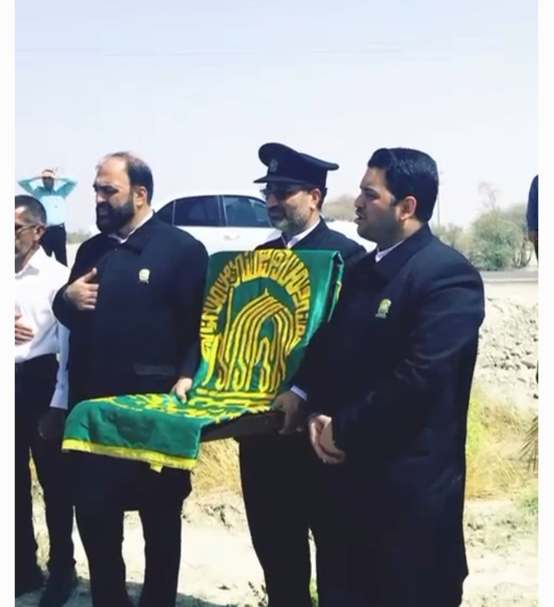 پرچم محبت و امید در دستان کارگران