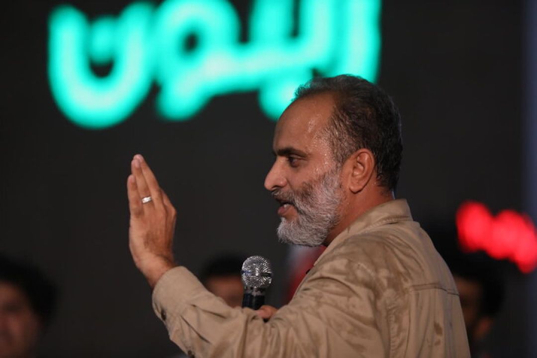 رهبری کشتی انقلاب را از طوفان‌ها عبور می‌دهند